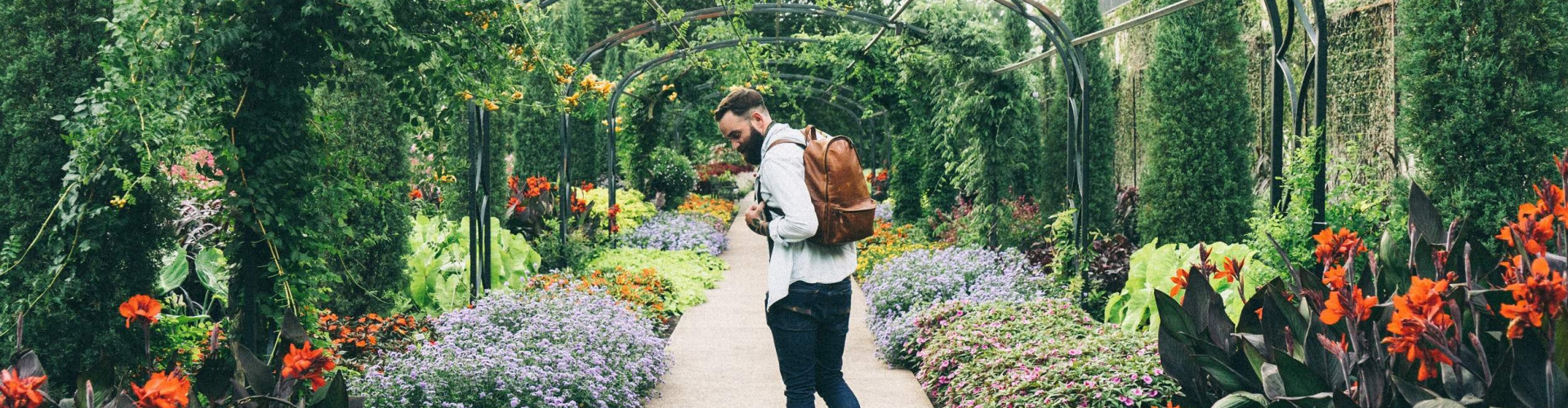 Homme dans un jardin