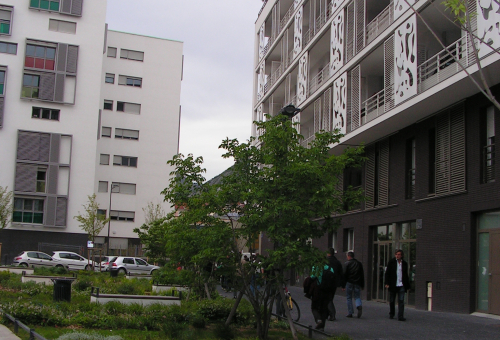 Aménagements végétalisés le long d'une voie piétonne, Grenoble