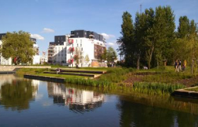 Le lien en pente douce entre terre et eau, un principe clé du Parc du Heyritz. © Ville de Strasbourg