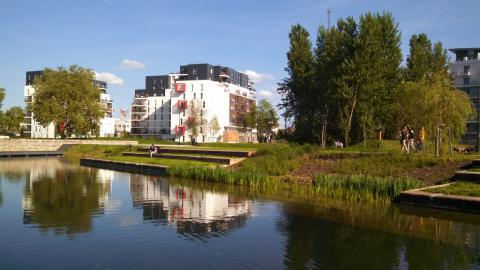 Le lien en pente douce entre terre et eau, un principe clé du Parc du Heyritz. © Ville de Strasbourg