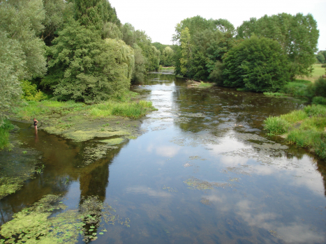 La rivière Anglin, en direction de Mauvières, à Concremiers (36).